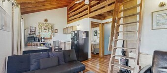 Secluded Sunset Point mountain top cabin, wifi, Dish TV, firepit