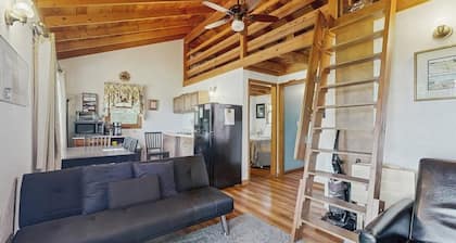 Secluded Sunset Point mountain top cabin, wifi, Dish TV, firepit