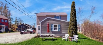 Well-located, dog-friendly home - walk to footbridge & Barrett Park