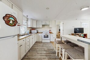 Fridge, microwave, oven, stovetop - Well-located, dog-friendly home - walk to footbridge & Barrett Park (Boothbay Harbor)