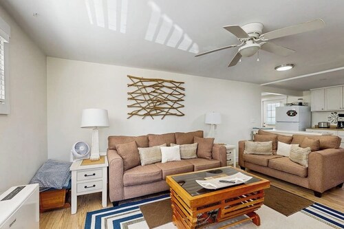 Well-located, dog-friendly home - walk to footbridge & Barrett Park