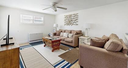 Well-located, dog-friendly home - walk to footbridge & Barrett Park