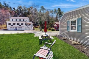 Outdoor dining - Well-located, dog-friendly home - walk to footbridge & Barrett Park (Boothbay Harbor)