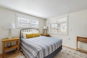 Iron/ironing board, free WiFi, bed sheets - Well-located, dog-friendly home - walk to footbridge & Barrett Park (Boothbay Harbor)