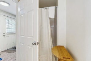 Shower, hair dryer, towels - Well-located, dog-friendly home - walk to footbridge & Barrett Park (Boothbay Harbor)