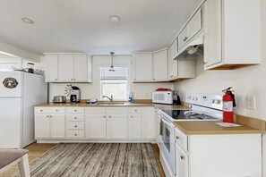 Fridge, microwave, oven, stovetop - Well-located, dog-friendly home - walk to footbridge & Barrett Park (Boothbay Harbor)
