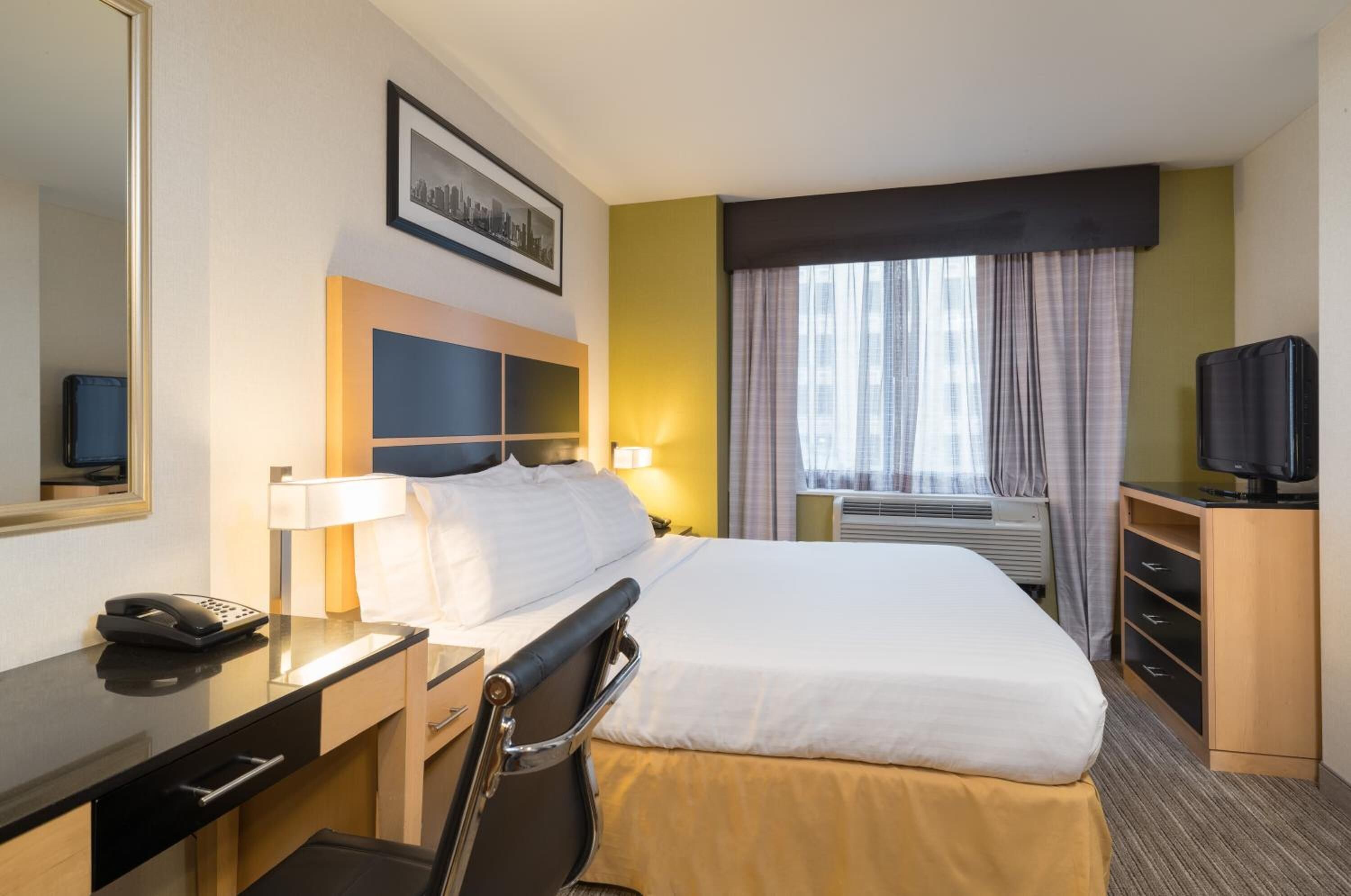 Holiday Inn Wall St | King Standard | Financial District Base, Chinatown Nearby - New York