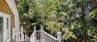 Charming Lakefront Apartment with Deck, Patio and BBQ Grill
