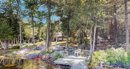 Charming Lakefront Apartment with Deck, Patio and BBQ Grill