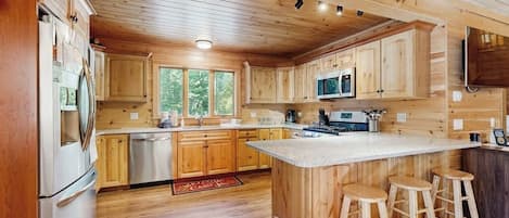 Réfrigérateur, four à micro-ondes, un four, surface de cuisson