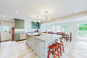 Fridge, microwave, oven, stovetop - Beautiful home with Ping-Pong, fast WiFi & W/D - walk to dining (Wiscasset)