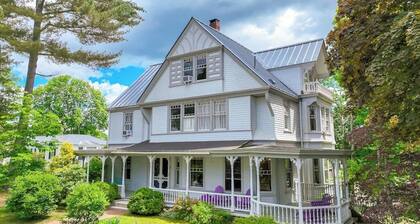 Beautiful home with Ping-Pong, fast WiFi & W/D - walk to dining