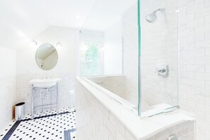 Shower, hair dryer, towels - Beautiful home with Ping-Pong, fast WiFi & W/D - walk to dining (Wiscasset)