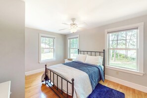 Iron/ironing board, free WiFi, bed sheets