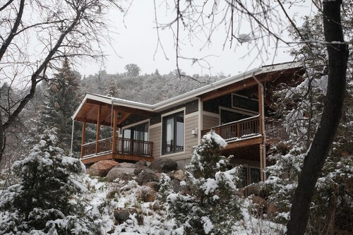 Spacious & serene 4-bdrm country house with backyard creek in charming Sheridan