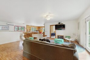 TV - Cute cottage with fast WiFi & full kitchen - 1 mile to downtown & next to Acadia (Bar Harbor)