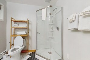 Shower, hair dryer, towels - Cute cottage with fast WiFi & full kitchen - 1 mile to downtown & next to Acadia (Bar Harbor)