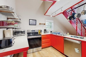 Frigorífico, microondas, horno y placa de cocina