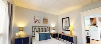 Charming upstairs duplex with fast WiFi, partial AC, & walkable location