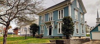 Charming upstairs duplex with fast WiFi, partial AC, & walkable location