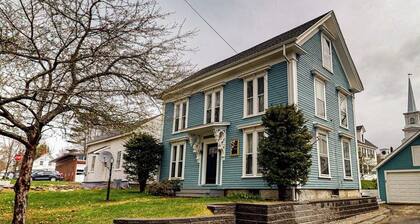 Upper Corbel - Charming upstairs duplex with fast WiFi, partial AC, & walkable location