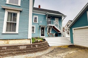 Exterior - Charming upstairs duplex with fast WiFi, partial AC, & walkable location (Bucksport)