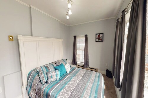 Charming upstairs duplex with fast WiFi, partial AC, & walkable location
