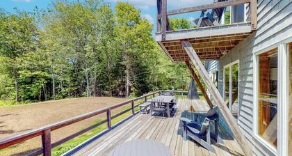Dog-friendly beach house with WiFi, private washer/dryer, deck, beautiful views