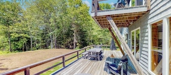 Dog-friendly beach house with WiFi, private washer/dryer, deck, beautiful views