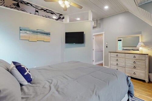 Luxurious waterfront home with deck, firepit, hot tub, fireplace, & pool table
