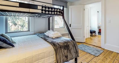 Sweeping Sheepscot River views in newly renovated 200 year old Wiscasset home