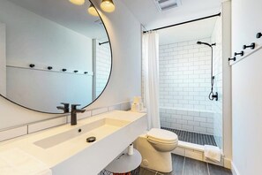 Dusch, hårtork och handdukar