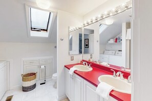 Shower, hair dryer, towels - Spectacular oceanfront retreat with amazing views, sunroom & washer/dryer (Georgetown)