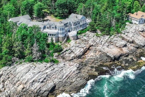 Spectacular oceanfront retreat with amazing views, sunroom & washer/dryer