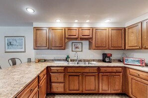 Fridge, microwave, oven, stovetop - Daylight basement apartment with firepit, grill, & washer/dryer - dog-friendly (Ellsworth)