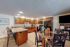 Fridge, microwave, oven, stovetop - Daylight basement apartment with firepit, grill, & washer/dryer - dog-friendly (Ellsworth)