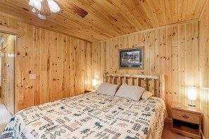 Bed sheets - Two cabins in one - lake-view duplex with a shared dock  - dog-friendly (Greenville)