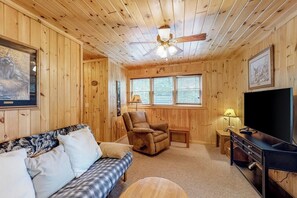 TV, fireplace - Two cabins in one - lake-view duplex with a shared dock  - dog-friendly (Greenville)