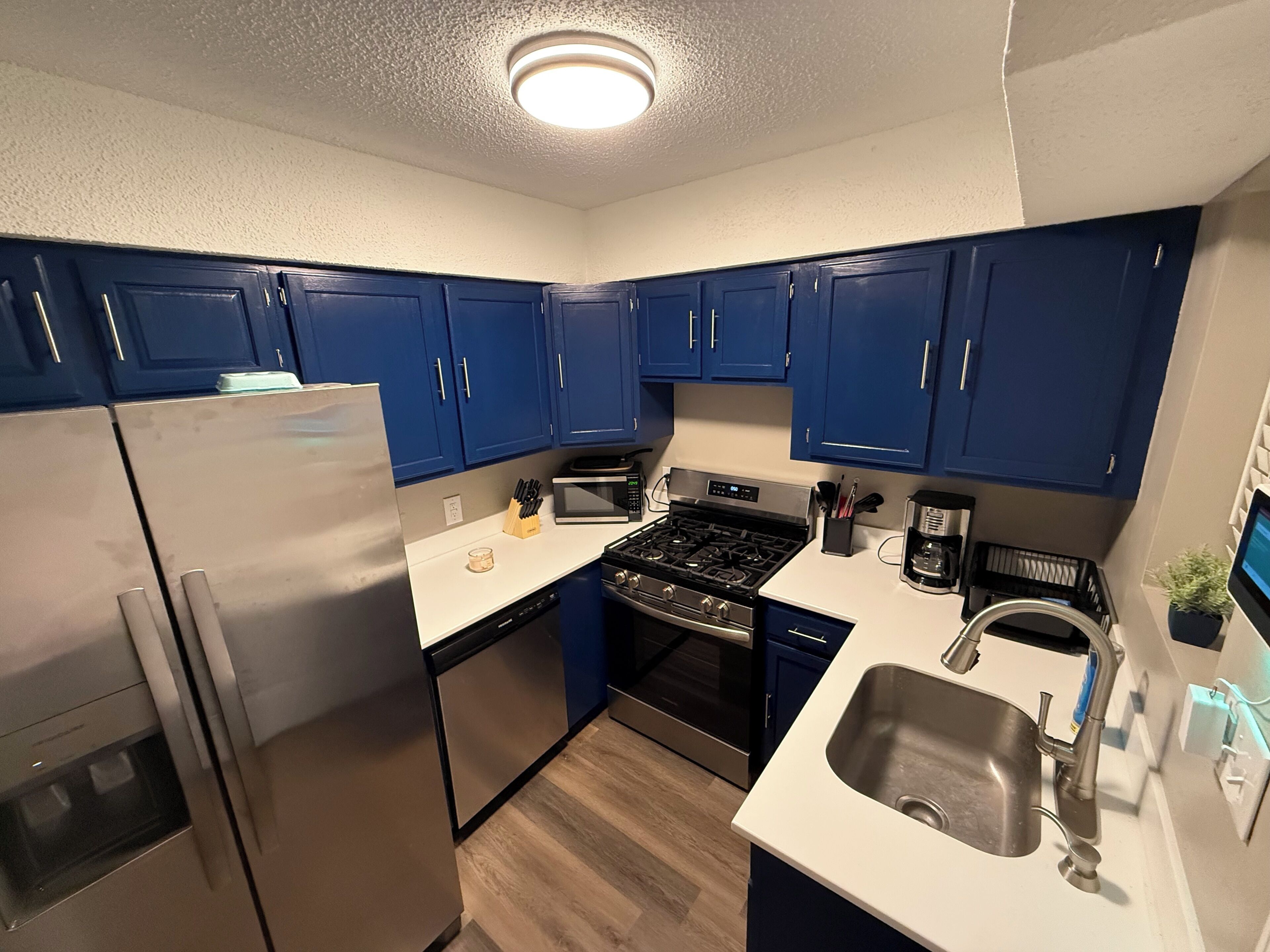Coffee/tea maker, fridge, microwave, oven