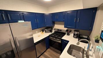 Coffee/tea maker, fridge, microwave, oven