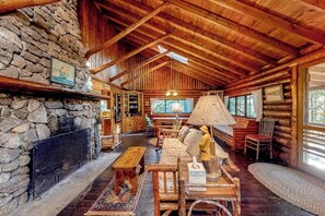 Una televisión, una chimenea
