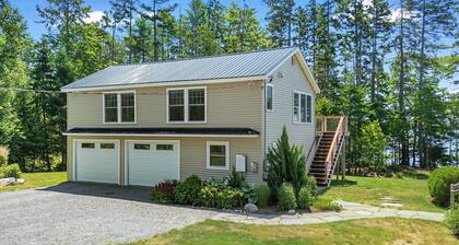 La Vita Semplice- Newly-built waterfront home with fast WiFi, furnished deck, & washer/dryer