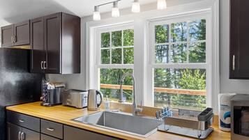 Coffee/tea maker, fridge, microwave, oven
