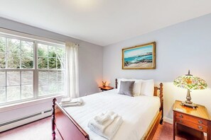 Desk, free WiFi, bed sheets - Idyllic waterfront home with furnished deck, grill, sweeping views & private W/D (Waldoboro)