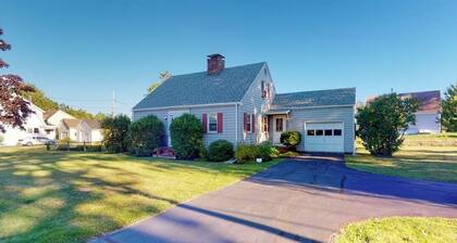 Comfortable home near the beach - dog-friendly - full kitchen & washer/dryer