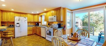 Comfortable home near the beach - dog-friendly - full kitchen & washer/dryer