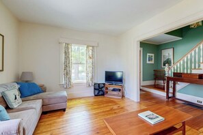 Fernseher, DVD-Player, Bücher, Stereoanlage