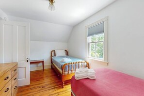 Desk, iron/ironing board, free WiFi, bed sheets - Historic Victorian home - walk downtown, office, dog-friendly & washer/dryer (Camden)