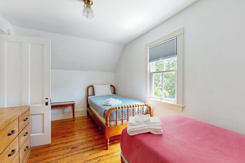 Parker House: Historic home - walk downtown, dog-friendly & washer/dryer