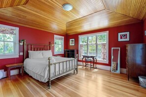 Escritorio, tabla de planchar con plancha, wifi gratis y ropa de cama 